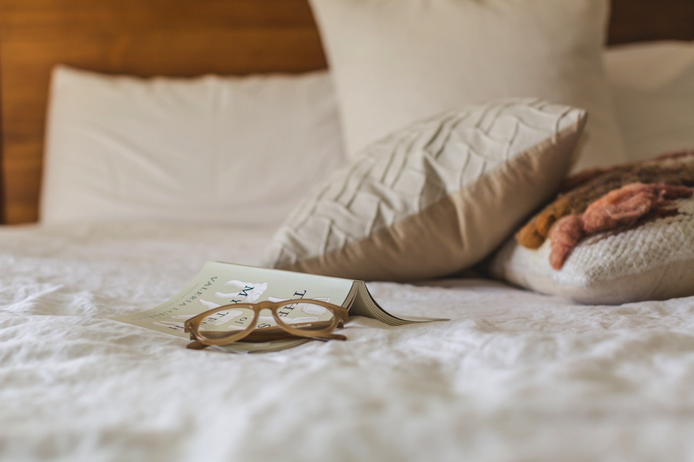 glasses-on-made-bed_4460x4460.jpg 睡眠時無呼吸症候群