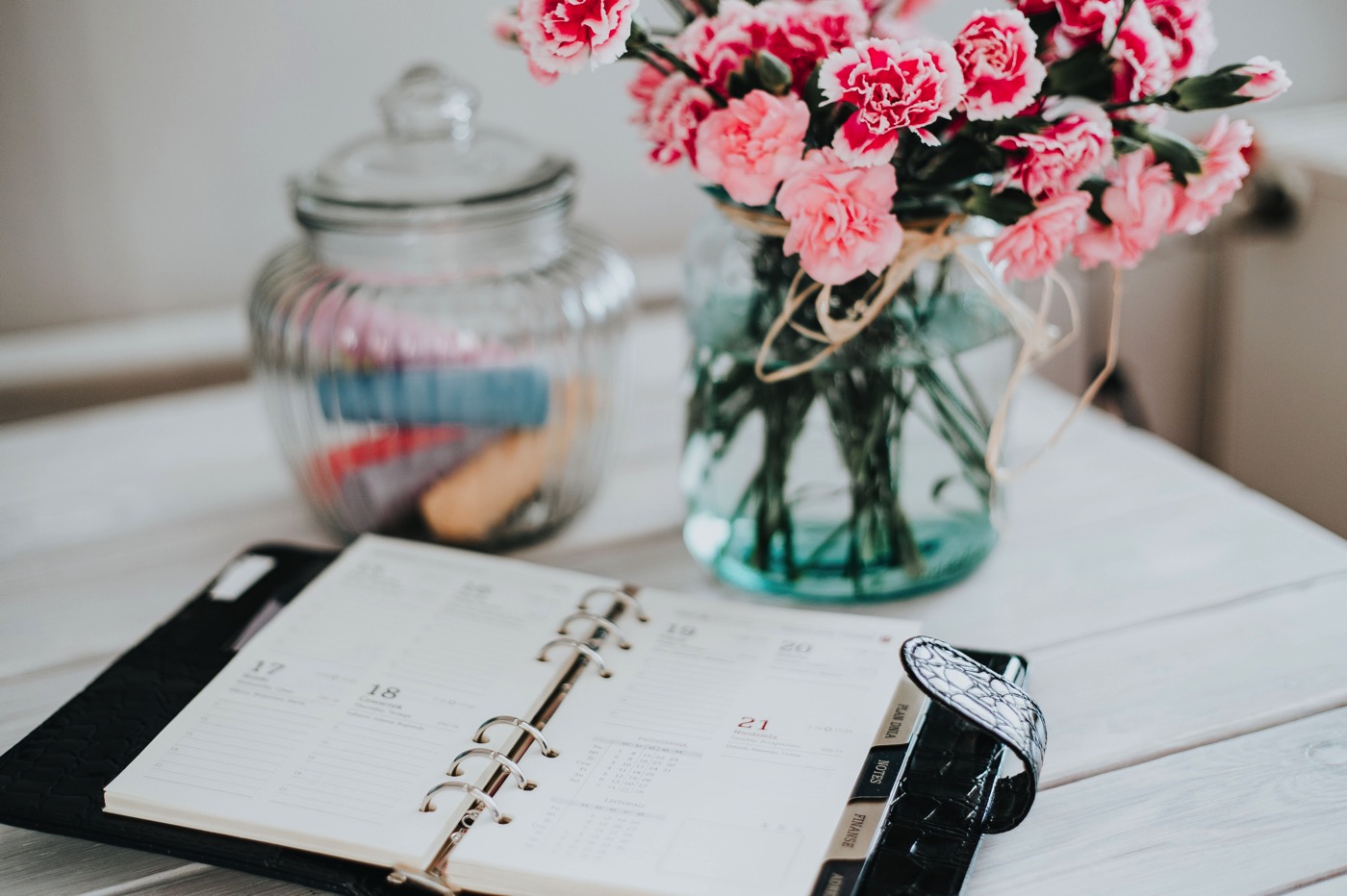 kaboompics_Pink flowers with a calendar.jpg ほぼ日手帳
